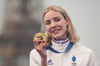 | Photo: AP/Vadim Ghirda : Cassandre Beaugrand with her medal during a medal in Triathlon